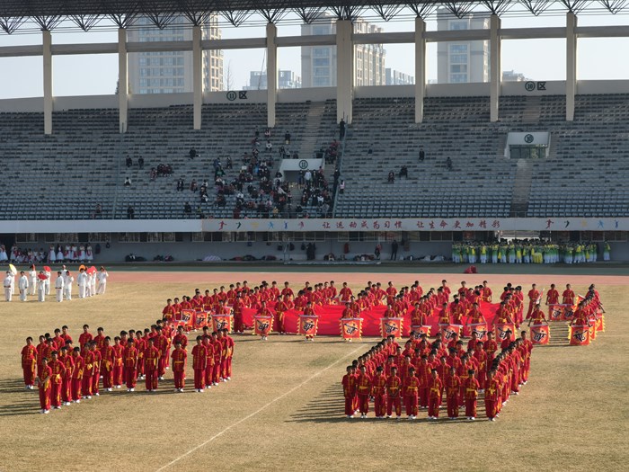 信陽市雞公山少林武術(shù)學(xué)校參加信陽市第六屆全民運(yùn)動會大型開幕式表演