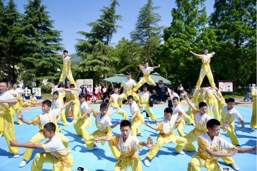 中國(guó)夢(mèng) 勞動(dòng)美——信陽(yáng)市雞公山少林武術(shù)學(xué)校學(xué)員致敬“最美勞動(dòng)者”